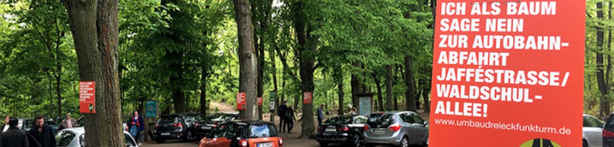 Bäume gegen die Autobahnauffahrt