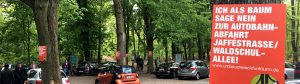 Bäume gegen die Autobahnauffahrt